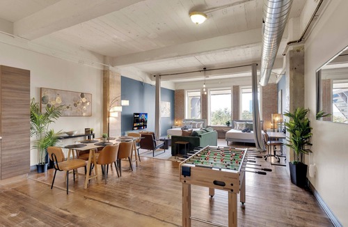 Downtown Dallas Apartment | Walk to Convention Ctr | Downtown UrbanLoft | Sleeps 8