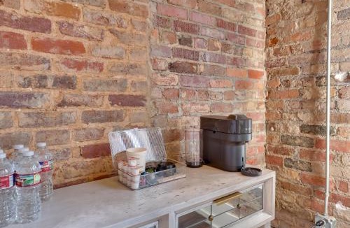 Marshall Apartment | Walk to Courthouse Sq! Loft-Style Marshall Studio