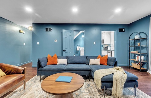 Vollintine-Evergreen House | Walk to Crosstown Cozy Midtown King Retreat