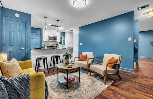 Vollintine-Evergreen House | Walk to Crosstown Cozy Midtown King Retreat