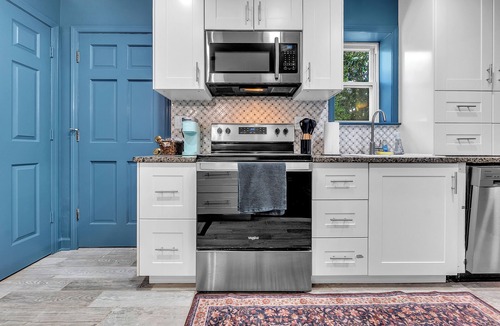 Vollintine-Evergreen House | Walk to Crosstown Cozy Midtown King Retreat