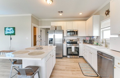 Crystal Beach Cottage | Walk to Crystal Beach: Coastal Getaway w/Deck