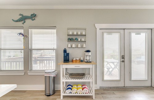 Crystal Beach Cottage | Walk to Crystal Beach: Coastal Getaway w/Deck