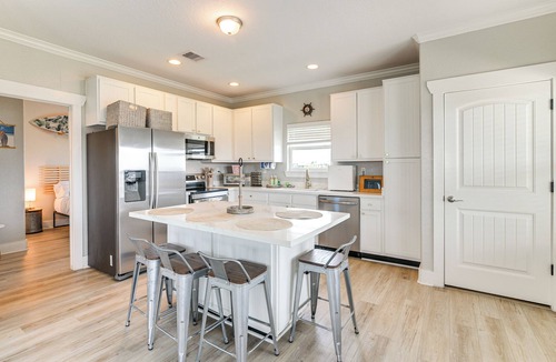 Crystal Beach Cottage | Walk to Crystal Beach: Coastal Getaway w/Deck