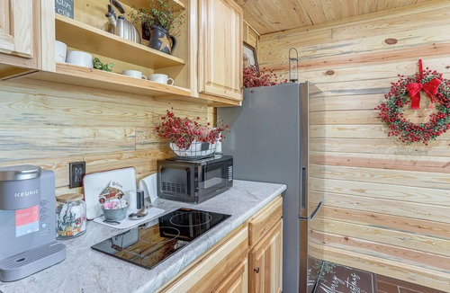 Van Buren Cottage | Walk to Current River: Ozarks Adventure Home!