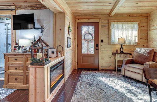 Van Buren Cottage | Walk to Current River: Ozarks Adventure Home!