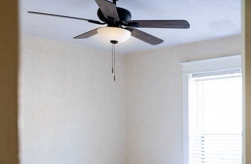 University City Apartment | Walk to Delmar Loop | Airy 2nd floor w King bed
