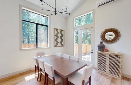 Detroit House | Walk to Detroit Lake! Family Home w/Outdoor Oasis