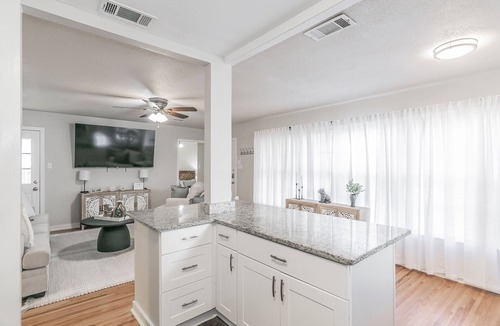 Fort Worth Cultural District House | Walk To Dickies Arena & Will Rogers! Close to TCU & Dtwn Ft. Worth. 2 King Beds