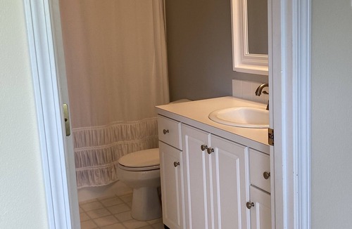 Dundee House | Walk To Dining And Wine Tasting in Dundee