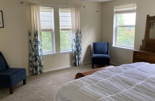 Dundee House | Walk To Dining And Wine Tasting in Dundee