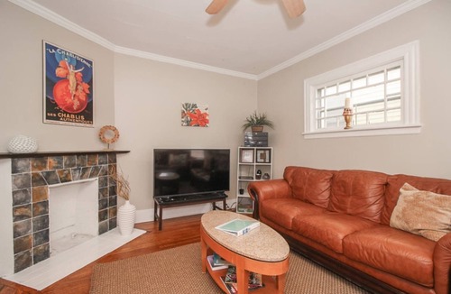 Edgewater House | Walk to Dining, Bars & Transit!