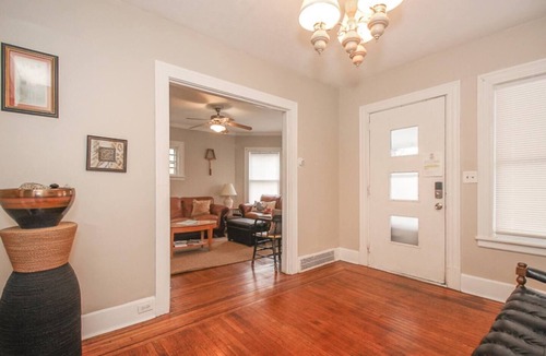 Edgewater House | Walk to Dining, Bars & Transit!