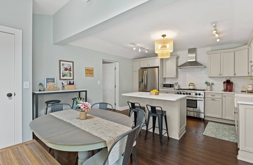 Saratoga Springs House | ✧ Walk to downtown Saratoga, close to Racetrack, 4 bedrooms- 2 w/King beds ✧