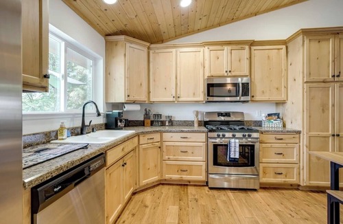 Twain Harte Cabin | Walk to Downtown, 2 King Beds, Dog-Friendly