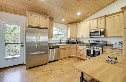 Twain Harte Cabin | Walk to Downtown, 2 King Beds, Dog-Friendly