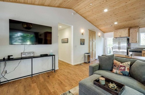 Twain Harte Cabin | Walk to Downtown, 2 King Beds, Dog-Friendly