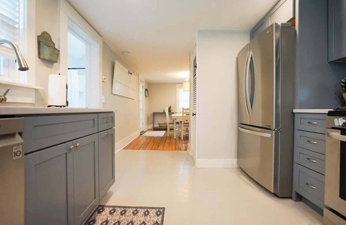 Off Broadway Apartment | Walk to downtown and Broadway 3b