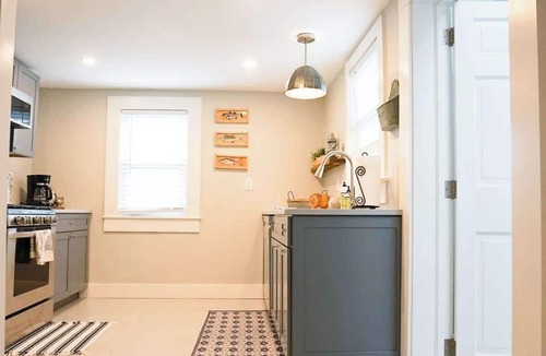 Off Broadway Apartment | Walk to downtown and Broadway 3b