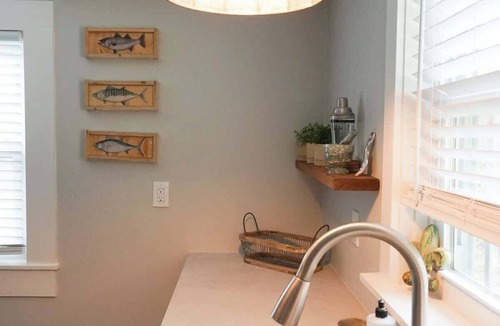 Off Broadway Apartment | Walk to downtown and Broadway 3b