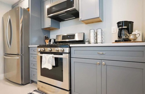 Off Broadway Apartment | Walk to downtown and Broadway 3b