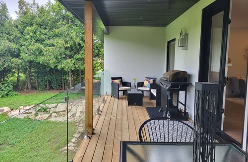 Prince Edward House | Walk to downtown Picton, stunning open concept 4-bed, set on 2 levels!