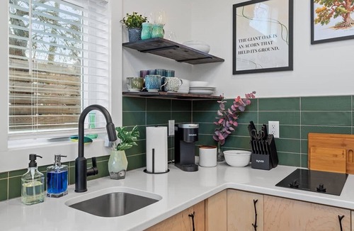Downtown House | Walk to Downtown from Oakwood Studio