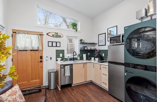 Downtown House | Walk to Downtown from Oakwood Studio