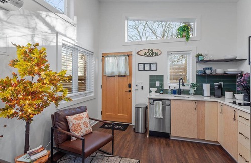 Downtown House | Walk to Downtown from Oakwood Studio