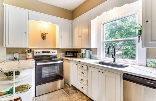 Guthrie Cottage | Walk to Downtown: Historic Guthrie Home on Mansur