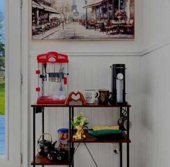 Orangeville House | Walk to Downtown Orangeville with Free Parking & Games