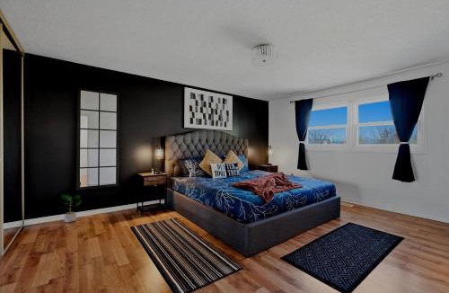 Orangeville House | Walk to Downtown Orangeville with Free Parking & Games