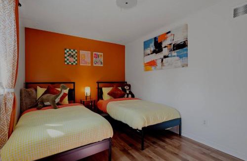 Orangeville House | Walk to Downtown Orangeville with Free Parking & Games