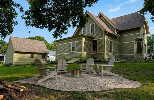 Pella House | Walk to Downtown Pella Spacious Historic Home Perfect for groups