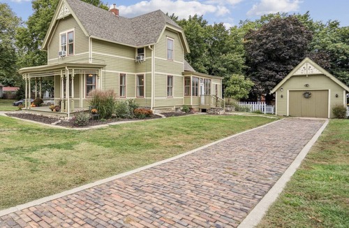 Pella House | Walk to Downtown Pella Spacious Historic Home Perfect for groups