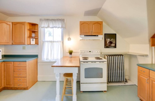 Southern Coast Apartment | Walk to Downtown Saco from Cozy Coastal Apt