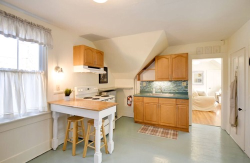 Southern Coast Apartment | Walk to Downtown Saco from Cozy Coastal Apt