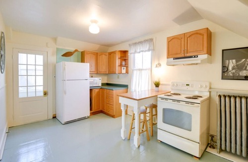 Southern Coast Apartment | Walk to Downtown Saco from Cozy Coastal Apt