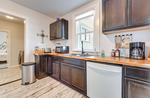 Lockhart House | Walk to Downtown Shops Home w Fenced Yard