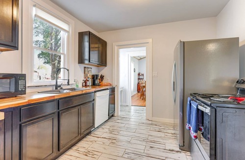 Lockhart House | Walk to Downtown Shops Home w Fenced Yard