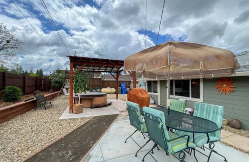 Murphys House | Walk to Downtown Sleeps 9 Fire Pit EV charge