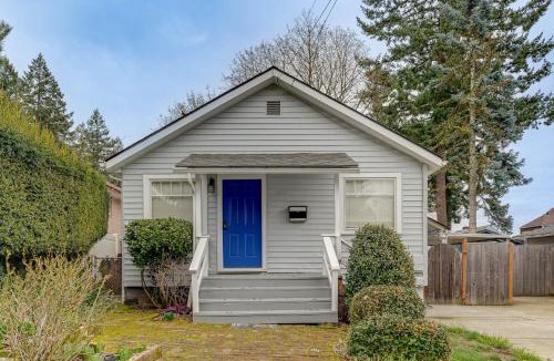 Camas House | Walk to Dtwn Camas: Pet-Friendly Retreat w/Yard!