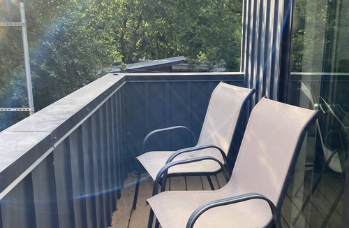 Holly House | Walk to East Austin restaurants + pets welcome