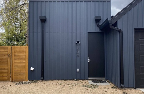 Holly House | Walk to East Austin restaurants + pets welcome
