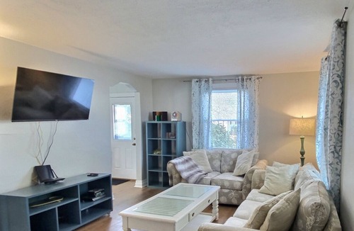 North Camellia Acres House | Walk to East Beach