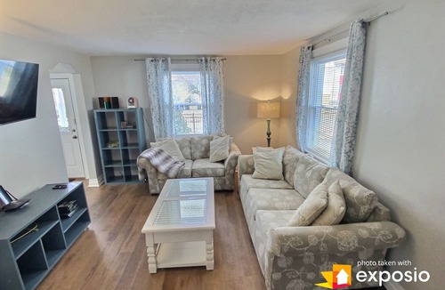 North Camellia Acres House | Walk to East Beach