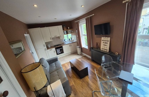 Selhurst Apartment | Walk to East Croydon Station, 15 min direct train to Gatwick and Central London