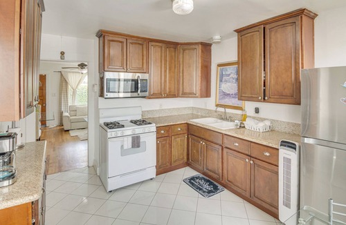 Van Nuys Apartment | Walk to Eats! Commuter-Friendly Apt in Van Nuys