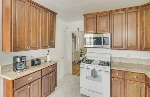Van Nuys Apartment | Walk to Eats! Commuter-Friendly Apt in Van Nuys