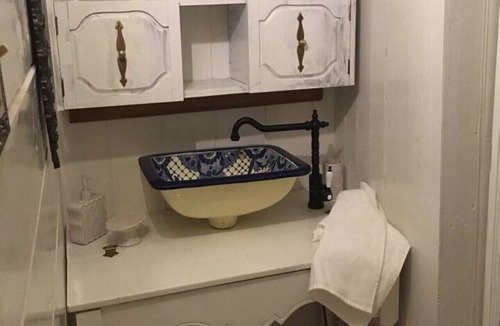 Downtown Niagara Falls Bed & Breakfast | Walk to Everything -Blue Room